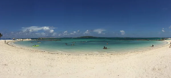 洁白的沙滩 碧绿碧绿的海水拍打着海岸 巴哈马Coco Cay — 图库照片