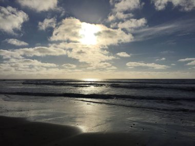 Güneşli California sahilinde huzurlu bir gün. 