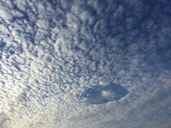 Nadir Bir Delik Yumruk Bulutu Görüntüsü — Stok fotoğraf