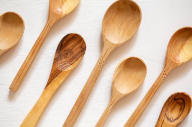 Beyaz arka planda tahtadan yapılmış tahta kaşıklar. Çevre dostu yemekler.. 