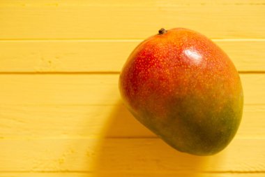 Peru 'dan Mango Kent teslimatla geldi. Sarı arka planda meyveler. 