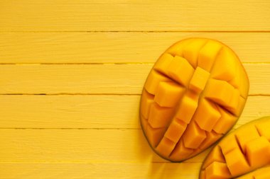 Peru 'dan Mango Kent teslimatla geldi. Sarı arka planda sulu bir dilim. 