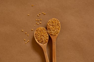 Süper yemek, diyet yemek. El sanatları arka planında beyaz keten tohumları.