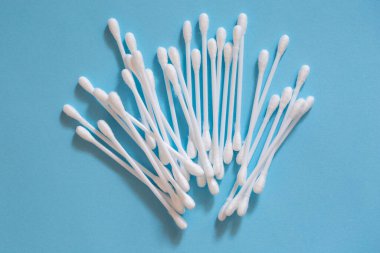 Kulakları ve makyajı temizlemek için pamuk tomurcukları. Sağlığa ve güzelliğe önem vermek. 