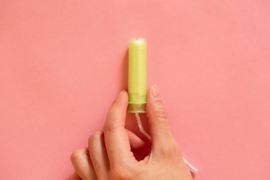 Adet döngüsü. Pembe arka planda beyaz kadın tamponları. 