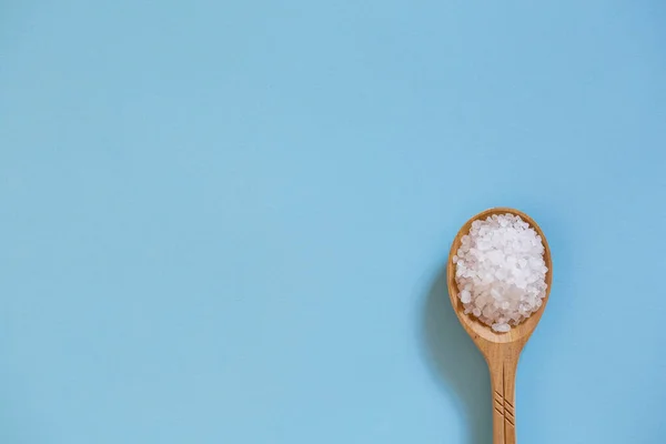 Sale Marino Grosso Cucchiaio Legno Fondo Blu Ingrediente Trattamenti Cucina — Foto Stock