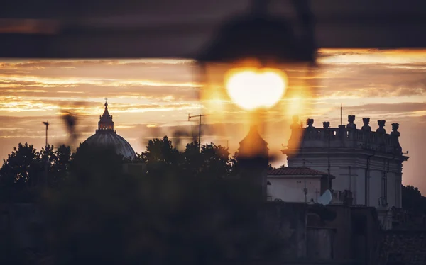 Paisaje urbano de Roma al atardecer con una linterna. Italia —  Fotos de Stock