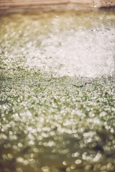Dettaglio della caduta dell'acqua in una fontana — Foto Stock