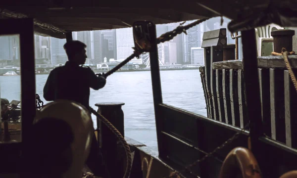 Pessoa com corda no barco — Fotografia de Stock