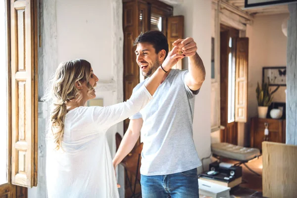 video-samoe-zrelaya-tantsuet-pered-kameroy-doma-striptizersha-nochnom-klube