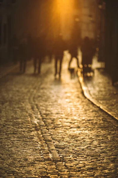 Människor gick gatan i solnedgång — Stockfoto