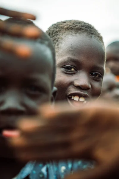 TOPOSA TRIBE, SOUTH SUDAN - MARCH 12, 2020: Children from Toposa Tribe gesticulating and looking at camera in village in South Sudan, Africa — Stock Photo, Image