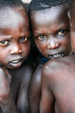 TOPOSA TRIBE, Güney Sudan, Afrika 'daki Toposa Kabilesi köyünde kirli derili çocuklar kameraya bakıyor.