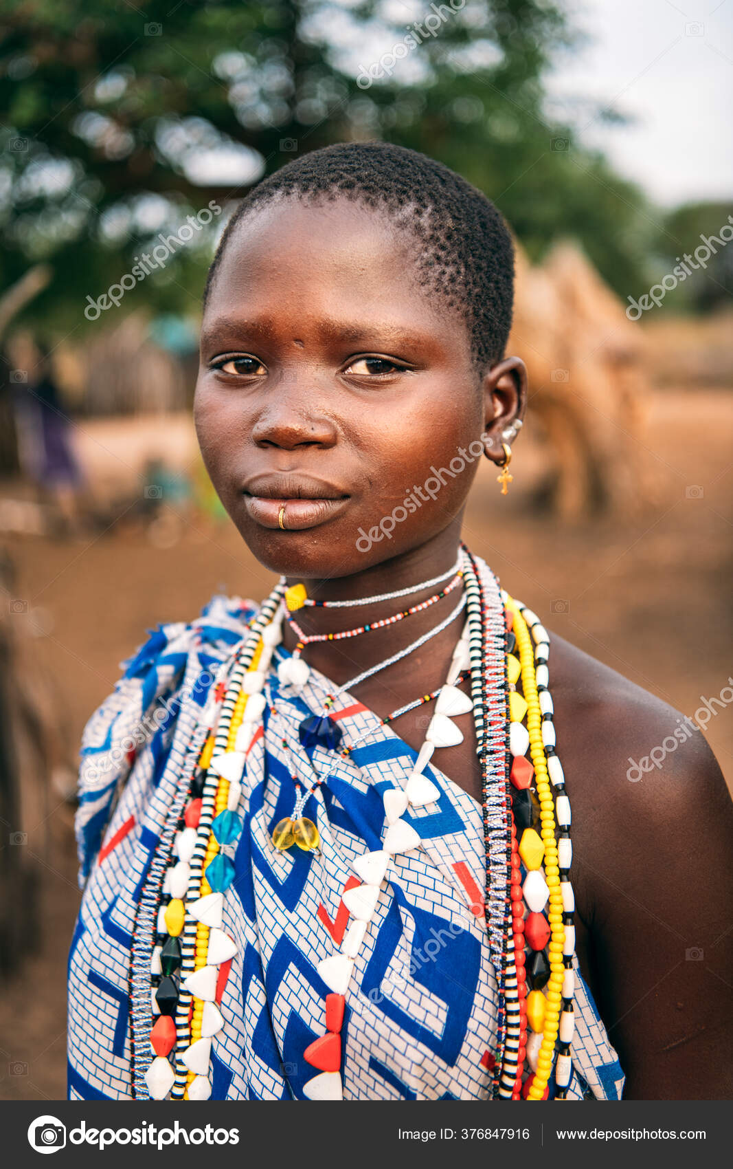 TOPOSA TRIBE SOUDAN DU SUD 12 MARS 2020 Adolescente en vetement ornemental et avec des accessoires