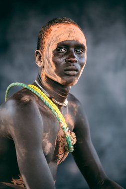 MUNDARI TRIBE, Güney Sudan, Afrika 'daki Mundari Kabile Köyü' nde gülümseyen ve kameraya bakan 11 Mart 2020