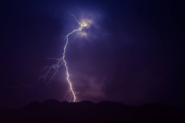 Dağların Üzerinde Güçlü Yıldırım Fırtınası