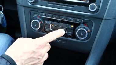 Bir arabanın klimasını ayarlıyorum. Araba kliması.