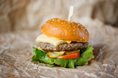 Sığır etli, peynirli ve sebzeli hamburger. Yatay fotoğraf. Kapat..