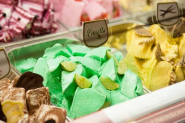 İtalya 'da alışveriş penceresinin altında çeşitli lezzetli dondurmalar var. Renkli. Gelateria.