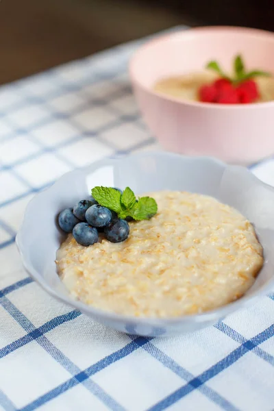 Gachas Avena Caseras Saludables Con Bayas Para Desayuno Tazón Cerámica — Foto de Stock