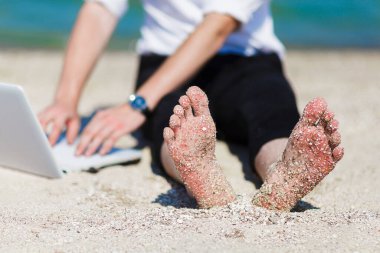 Sahilde Tek Başına Çalışan İşadamı. Çevrim içi iş