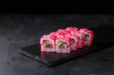 Suşi menüsü. Yatay fotoğraf. Masgo ve susamlı avokado ve salatalıklı ton balığı sarması.