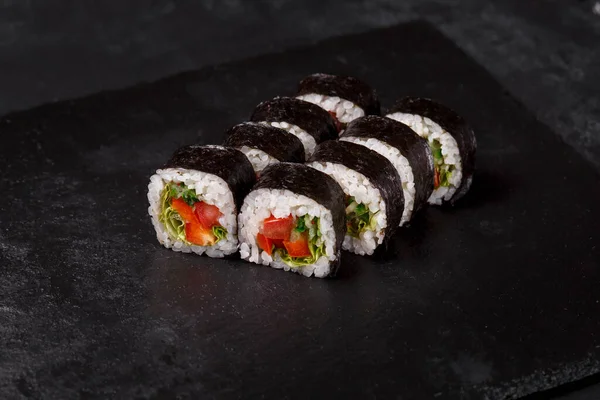 Sushi Gulung Vegetarian Latar Belakang Hitam — Stok Foto