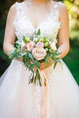 Gelin buketi. Güzel bir gelinlik. Kapatın. Dikey fotoğraf.