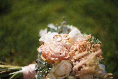 Doğal arka planda şakayık ve yüzük demeti. Kapat..