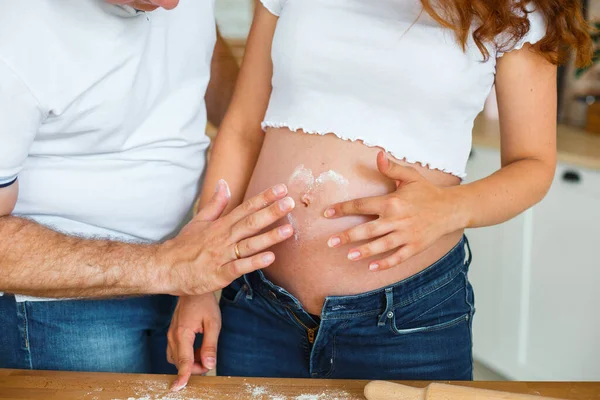 赤ちゃんを期待しているカップルのイメージ 将来の父は優しく彼の妊娠中の妻腹に触れている 閉じろ — ストック写真