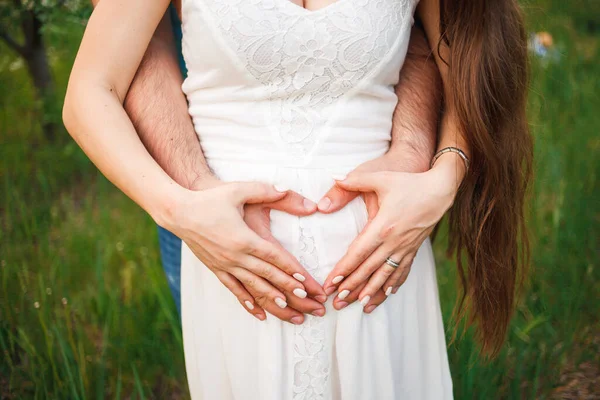 Imagen Una Pareja Espera Del Bebé Futuro Padre Está Tocando — Foto de Stock