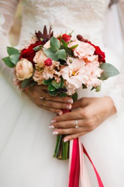 Gelin buketi. Güzel bir gelinlik. Kapatın. Dikey fotoğraf.