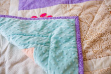 Eğri köşeli el yapımı bir yama battaniyesi. Kapat..