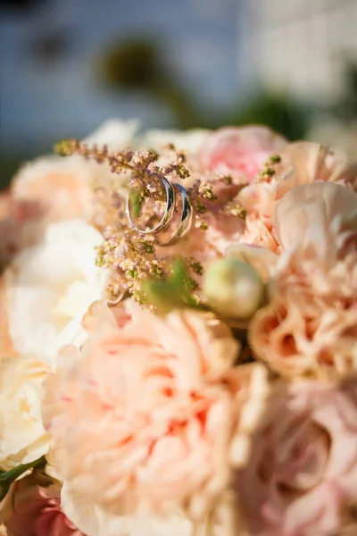Bridal Bouquet Roses Rings Natural Background Close — Stock Photo, Image