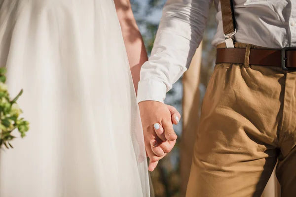 Boda Par Manos Suavemente Tocando Cerca Foto Vertical — Foto de Stock