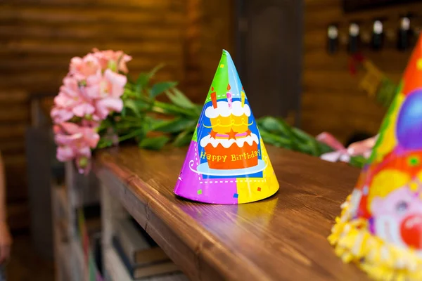 Sombrero de cumpleaños en la mesa decorado para la fiesta de celebración de los niños . —  Fotos de Stock