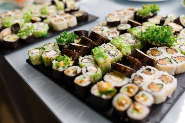 Farklı rulo arka plan. Geleneksel suşi. Lezzetli Japon yemekleri..