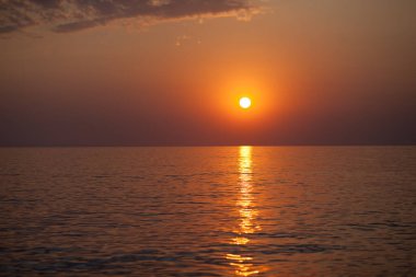 Denizin üzerinde güzel bir gün batımı