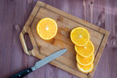 Tahtadaki portakal ve bıçak. turuncu kes