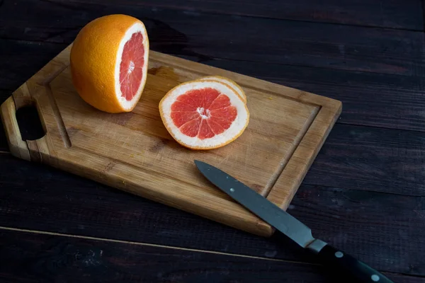 Cut Grapefruit Wooden Plate Wooden Table Red Grapefruit — Stock Photo, Image