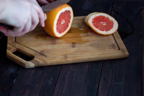 Cortar Pomelo Plato Madera Sobre Una Mesa Madera Pomelo Rojo — Foto de Stock