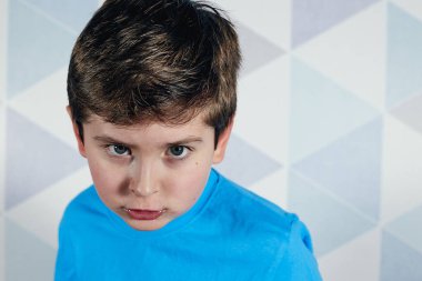 Ön plandaki meraklı çocuk.