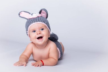 Tavşan gibi giyinmiş bebek