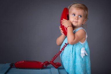 Vintage telefonu olan bebek