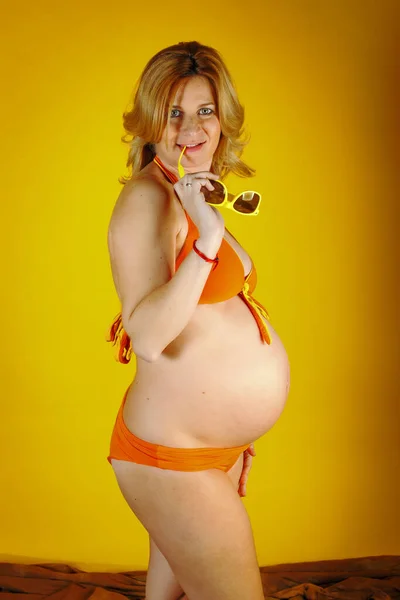 ビキニの妊婦さん — ストック写真