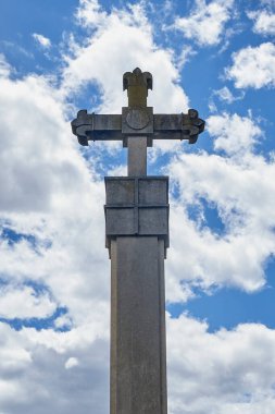 Bulutlu gökyüzünde taş haç
