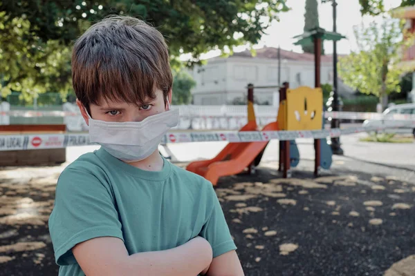 Bambino Fronte Parco Arrabbiato Perché Chiuso Causa Della Pandemia — Foto Stock
