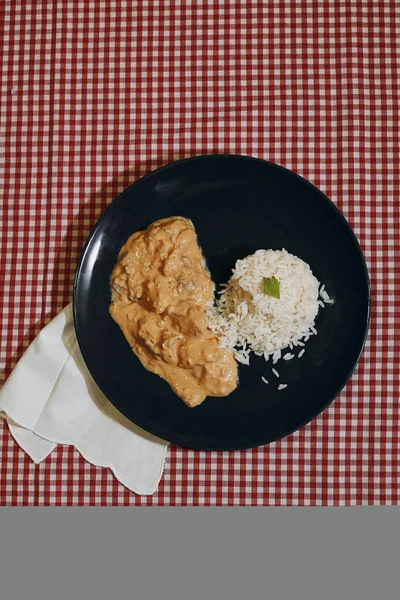 Photographie Verticale Poulet Strogonoff Avec Riz Nappe Rustique — Photo