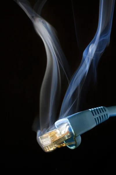 Aumento del humo de un conector de red — Foto de Stock