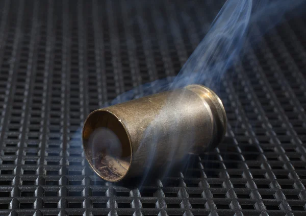 Dohányzás kézifegyvert municiót eset — Stock Fotó